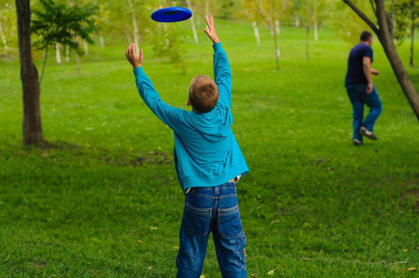 Little boy playing frisbee - Fotoğraf, Görsel