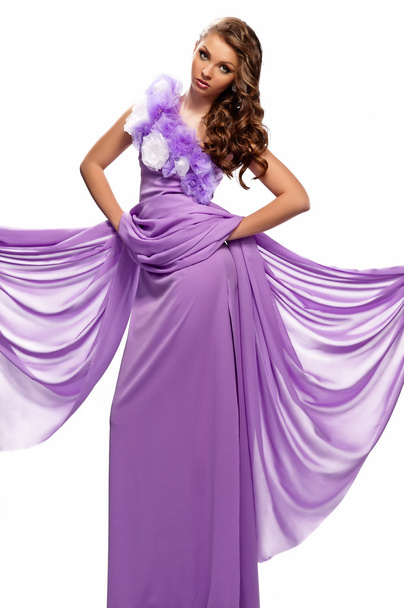 Nainen violetissa mekossa.
 - Valokuva, kuva