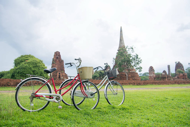 Велосипедный тур среди руин древней Аюттхая, Таиланд
 - Фото, изображение