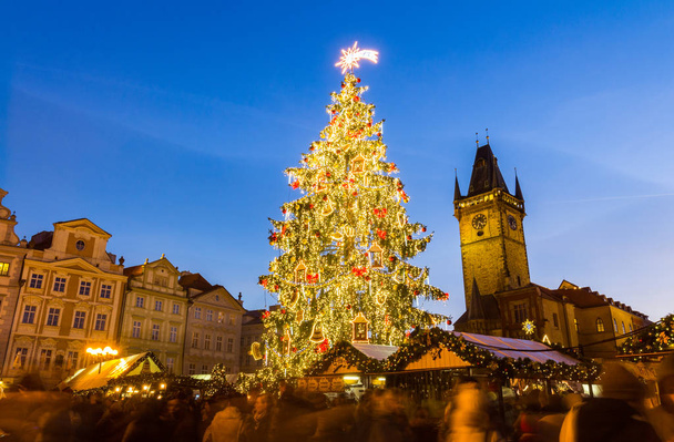 Weihnachtsbaum in Prag bei Sonnenuntergang - Foto, Bild