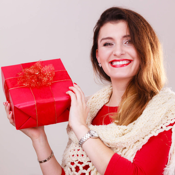 Woman with red christmas gift box - Foto, Imagem