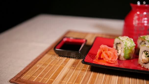 nimmt Sushi-Rollen per Essstäbchen - Filmmaterial, Video