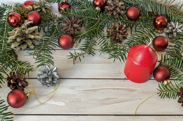 Decoración de Navidad con ramas de conos de abeto y juguetes
 - Foto, imagen