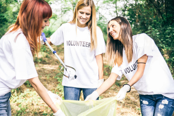 Volunteers cleaning garbage - Fotó, kép