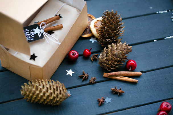 Christmas decoration with fir and pinecone on wooden board - Foto, Imagem