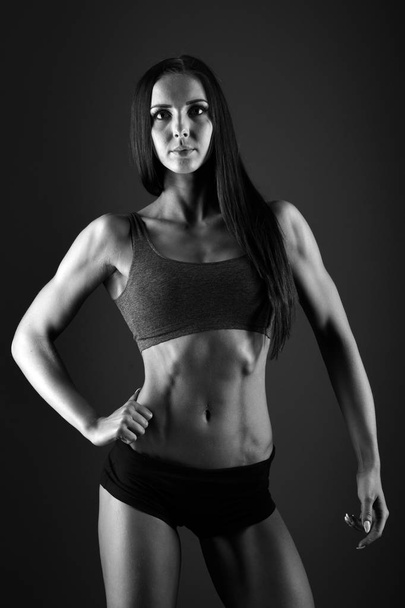 Fitness donna sportiva mostrando il suo corpo ben addestrato
. - Foto, immagini