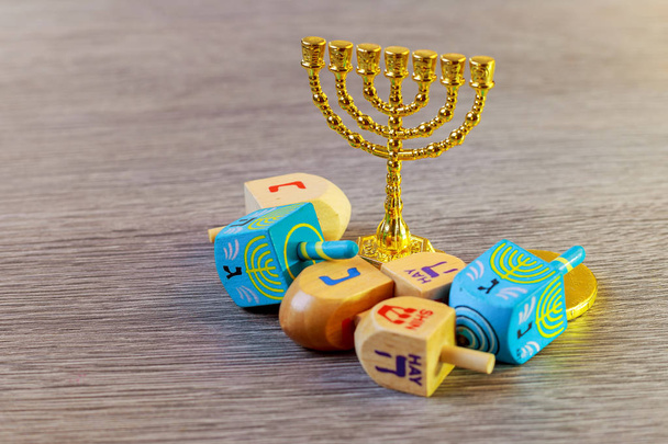 ユダヤ人の休日テーブルの上部とチョコレート コインを回転木製 dreidels コレクションとハヌカ - 写真・画像