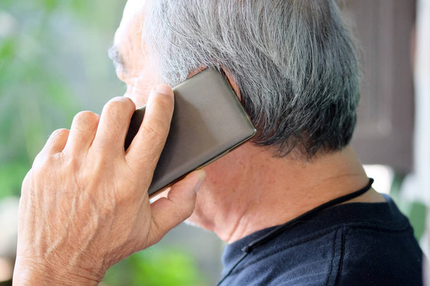 senior homme profiter sur son téléphone
 - Photo, image
