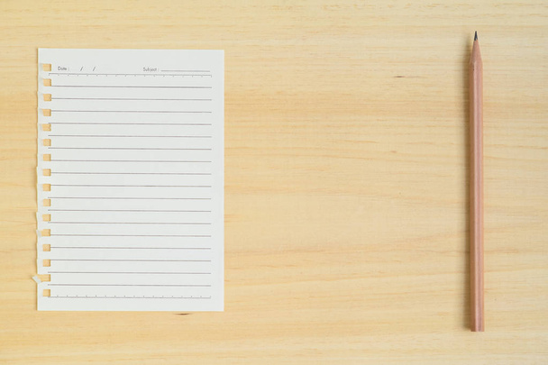 Üres papír jegyzék ceruzával a fa háttér - Fotó, kép