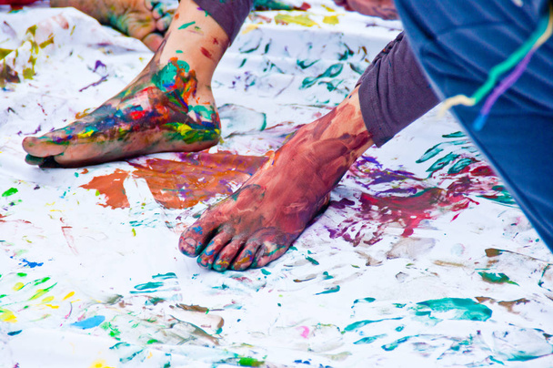 a gyermekek tele színes gouache láb - Fotó, kép
