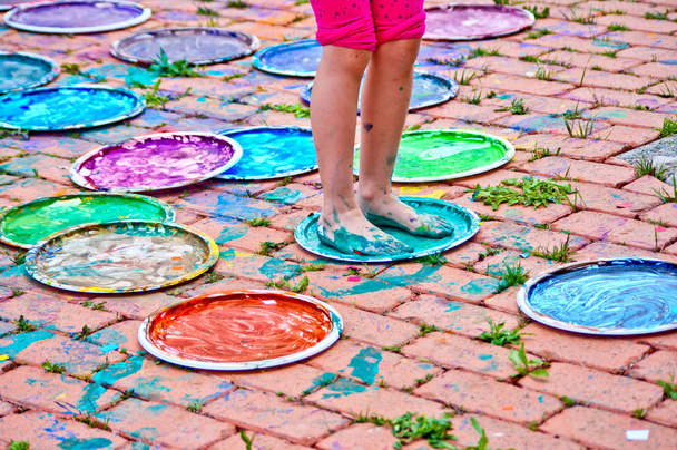 τα πόδια των παιδιών, γεμάτο πολύχρωμα γκουάς - Φωτογραφία, εικόνα