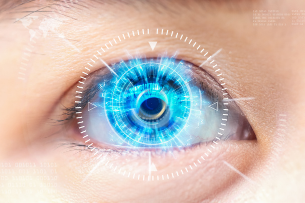Szczegół niebieski oko. Wysokiej technologii futurystyczny. : zaćma - Zdjęcie, obraz