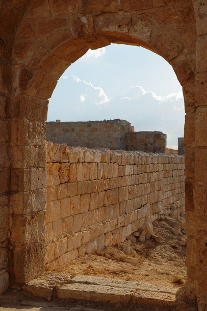 Antik taş kemer ve gün batımında duvar - Fotoğraf, Görsel