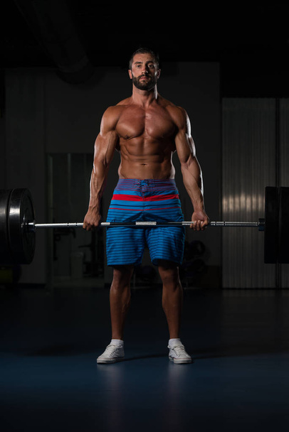 Bodybuilder Performing Back Exercising With Barbell In Gym - Foto, Imagem