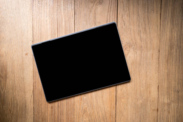  Blank tablet notebook screen isolated on wooden table. - Foto, afbeelding