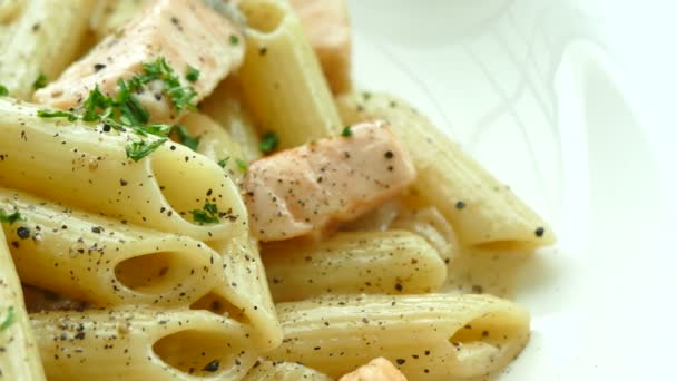 Espaguetis carbonara con salmón
 - Metraje, vídeo