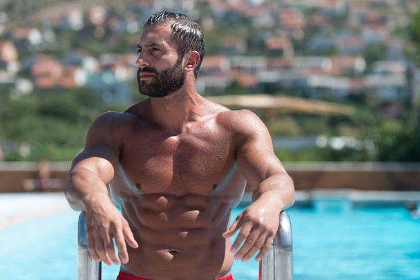 Sexy Man In The Swimming Pool - Foto, afbeelding