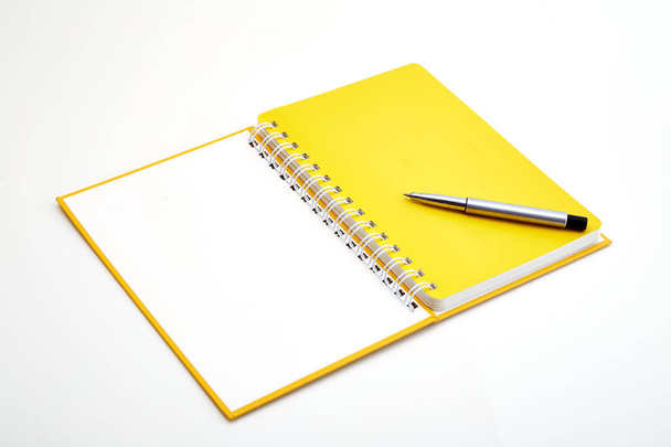pióra i notebooka spirali z żółtym papierze - Zdjęcie, obraz