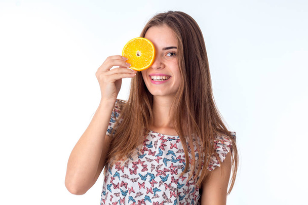girl with orange slices in hands - Foto, Imagen