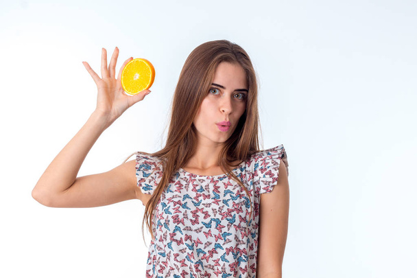 girl with orange slices in hands - Zdjęcie, obraz