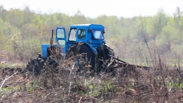 Tractor plowing at spring - Filmagem, Vídeo