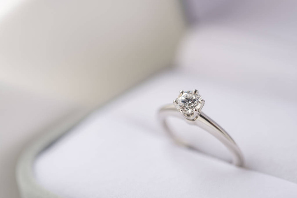 美しい鮮やかなダイヤモンドの結婚指輪 - 写真・画像