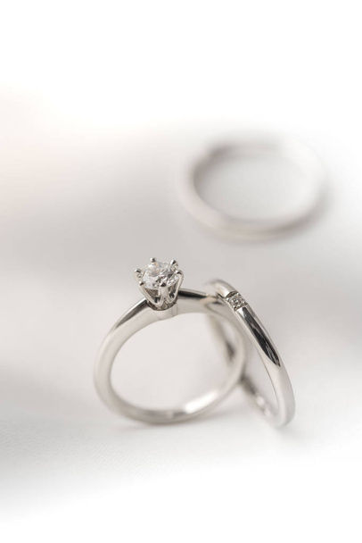 美しい鮮やかなダイヤモンドの結婚指輪 - 写真・画像