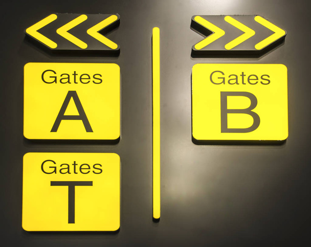 Port lotniczy znak wskazujący bramy - Zdjęcie, obraz