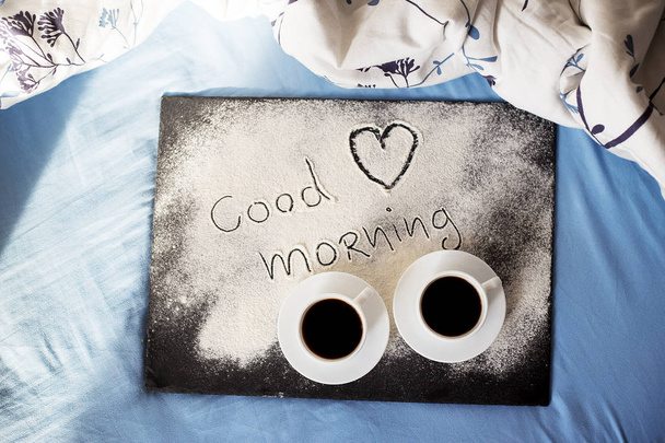 Доброе утро Надпись мука на доске с чашками кофе, сердце День Святого Валентина
 - Фото, изображение