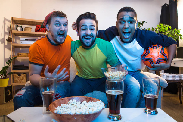Friends watching football game - Foto, Imagen