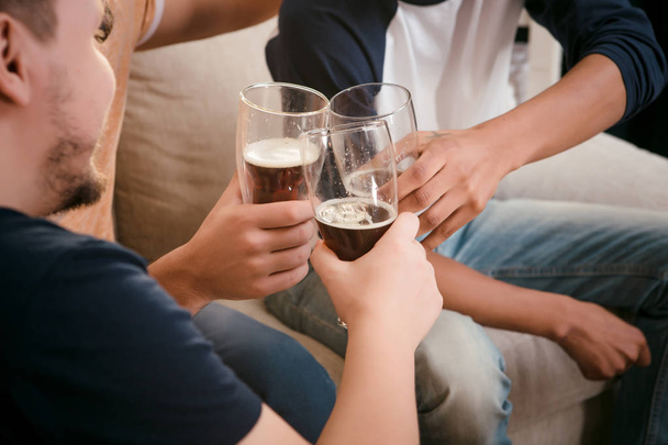 Happy friends drinking beer at home - Foto, Bild