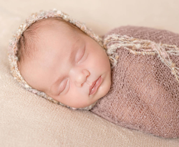 cute sleeping newborn girl - Valokuva, kuva