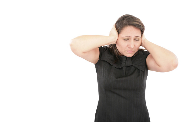 Mujer joven estresada cubriendo sus oídos, haciendo muecas y gestos
 - Foto, imagen