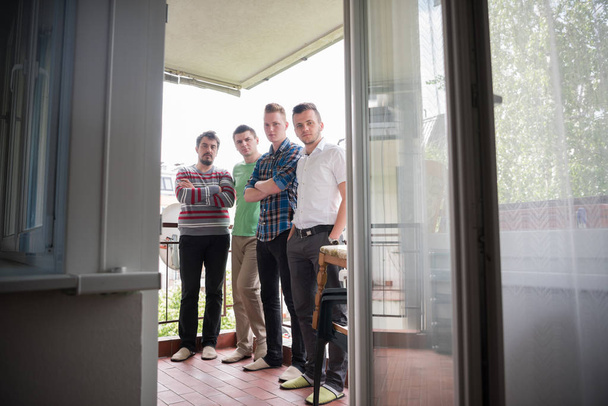 retrato de um grupo de homens em pé na varanda
 - Foto, Imagem