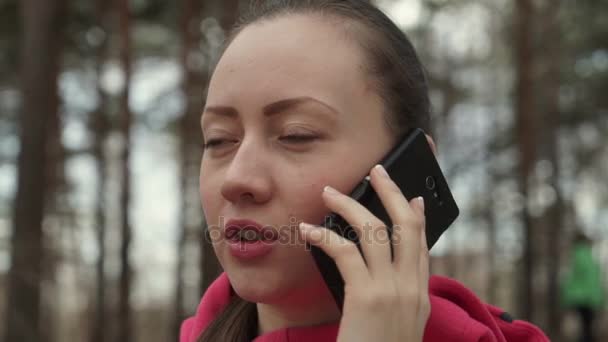 The girl in the Park talking on the phone - Záběry, video