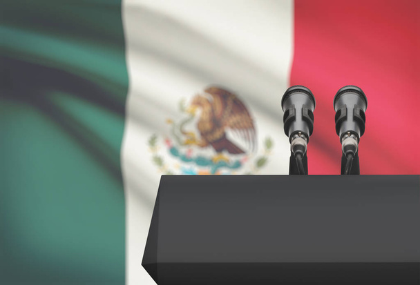 Kanzel und zwei Mikrofone mit einer Nationalflagge auf Hintergrund - Mexiko - Foto, Bild