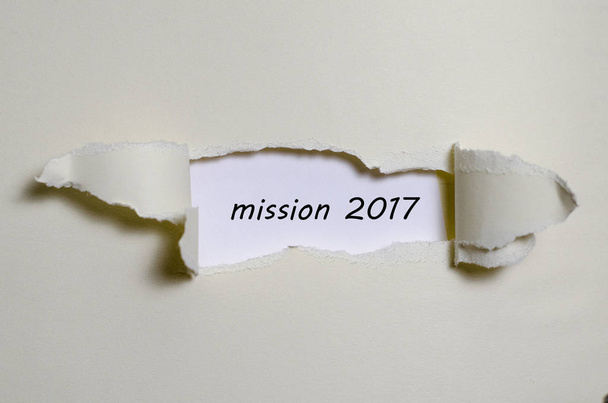 Het woord missie 2017 verschijnen achter gescheurd papier - Foto, afbeelding