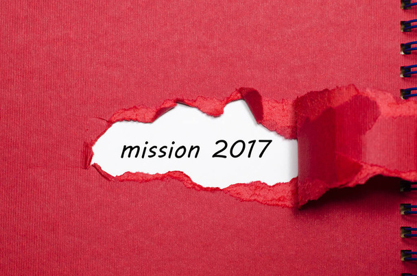 A szó küldetés 2017 megjelenő mögött szakadt papír - Fotó, kép