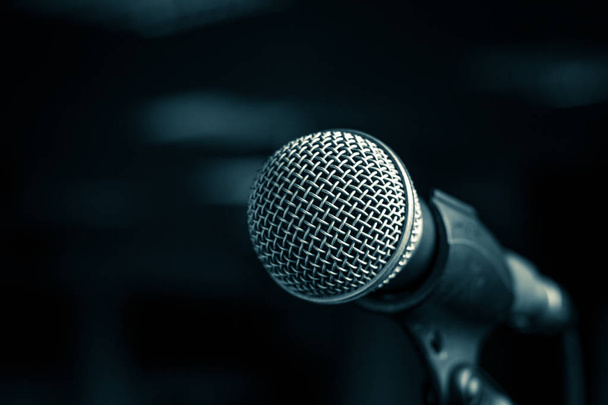 Микрофон с металлическим корпусом в держателе
 - Фото, изображение