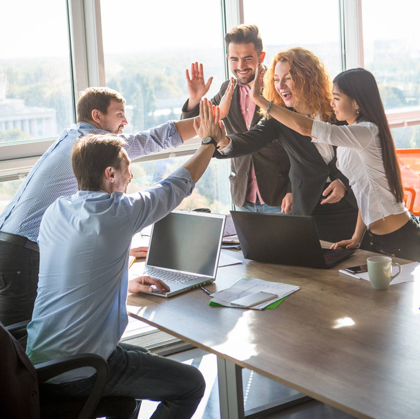 Business people showing team work in office - Fotó, kép