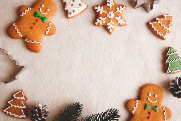 Christmas background with gingerbread men - Foto, Imagen