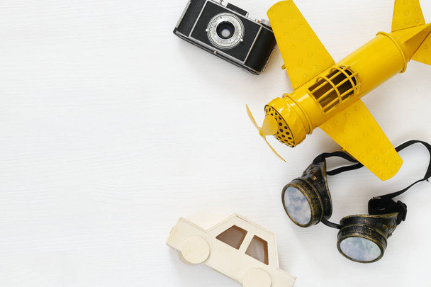 vintage toy plane, old photo camera and pilot glasses - Fotoğraf, Görsel