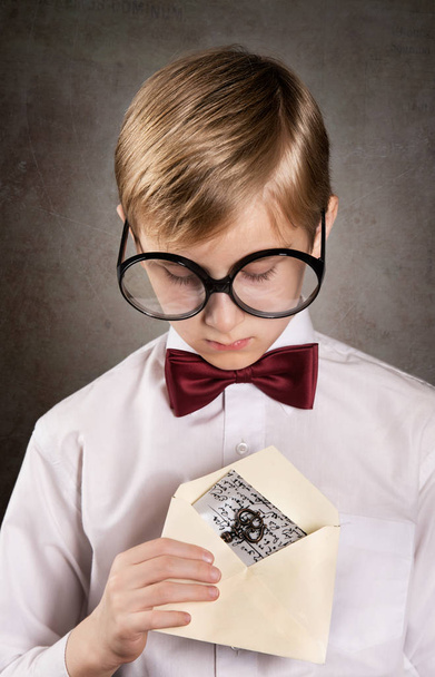 Boy with a letter - Foto, Imagen