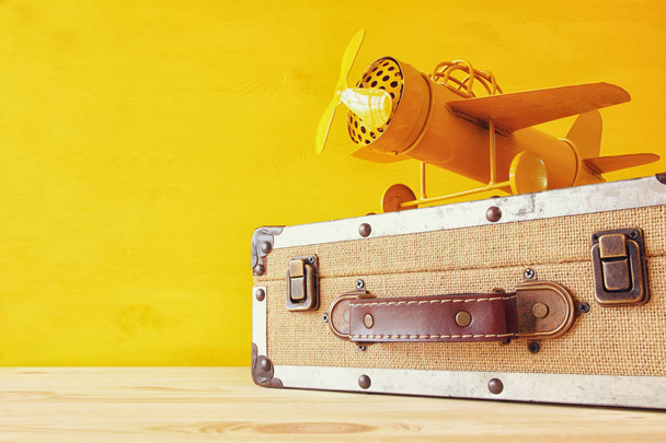 vintage toy plane and old suitcase - Foto, afbeelding