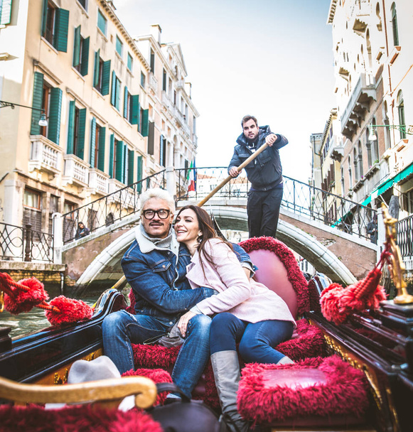 Couple of lovers in venetian gondola - Foto, Imagem