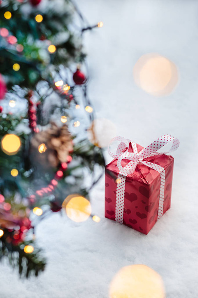 Bir ağacın altında kar koymak Noel hediyesi - Fotoğraf, Görsel