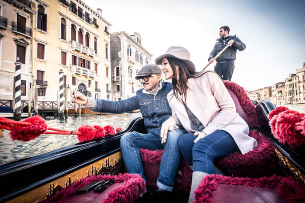 Couple of lovers in venetian gondola - Foto, Imagen