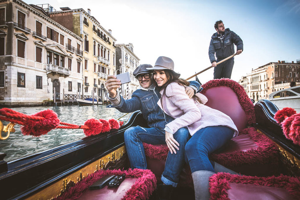 Пара закоханих у венеціанському гондоли - Фото, зображення