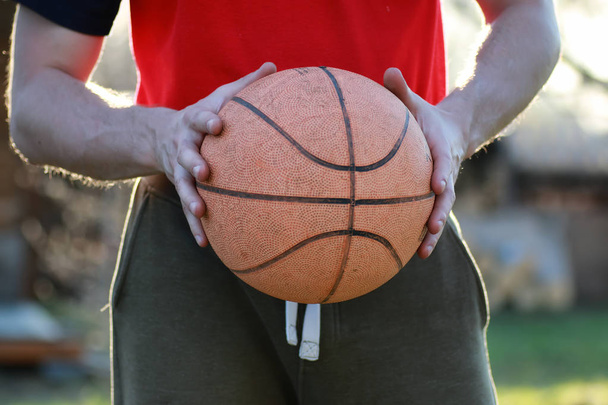mano tenere pallacanestro
 - Foto, immagini