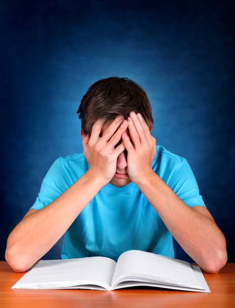 Estudiante triste con un libro
 - Foto, imagen